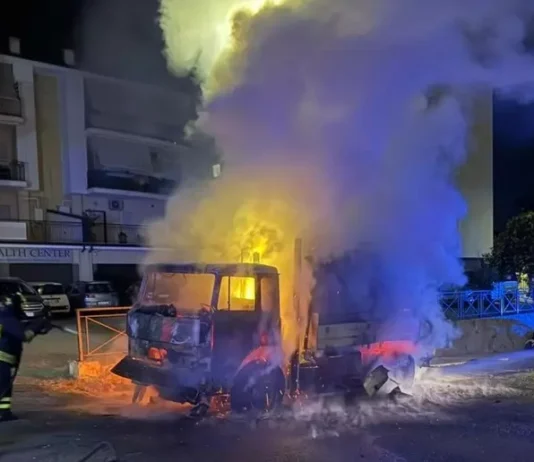 In fiamme mezzo autospurgo – indagini in corso