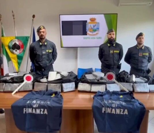Gioia Tauro – sequestrati al porto 228 kg di cocaina e arrestati due portuali
