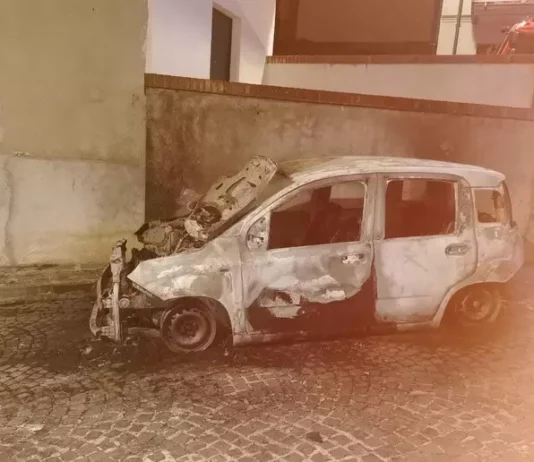Incendiata auto di un ingegnere informatico – indagini in corso
