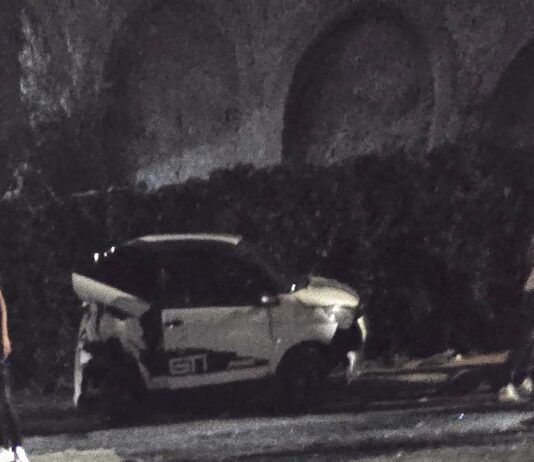 Rosarno – perde controllo del mezzo e finisce contro auto parcheggiata: ferito 15enne