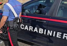 Controlli in uno stabilimento balneare: lavoratori in nero, cibo non tracciato e violazione sulla sicurezza. Una denuncia