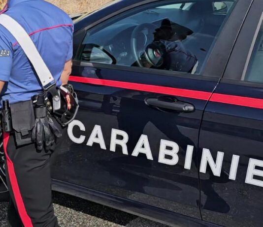 Controlli in uno stabilimento balneare: lavoratori in nero, cibo non tracciato e violazione sulla sicurezza. Una denuncia