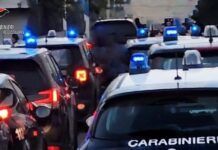 San Ferdinando – droga, munizioni e armi improprie in casa con figli minori: arrestato