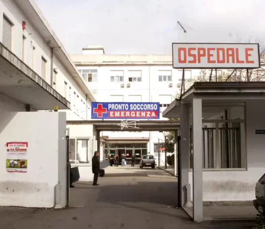 Ospedale di Vibo Valentia, si cosparge di benzina per protesta: salvato dal caposala