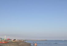 Tragedia in spiaggia: 17enne muore sepolto sotto buca