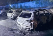 Incendio distrugge tre auto: si sospetta origine dolosa