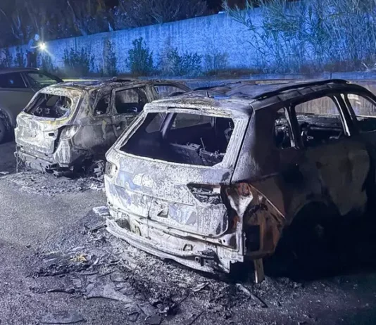 Incendio distrugge tre auto: si sospetta origine dolosa