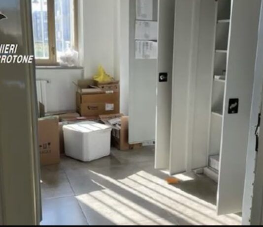 Furti di farmaci oncologici all’ASP per un valore di oltre settecentomila euro: in carcere un napoletano