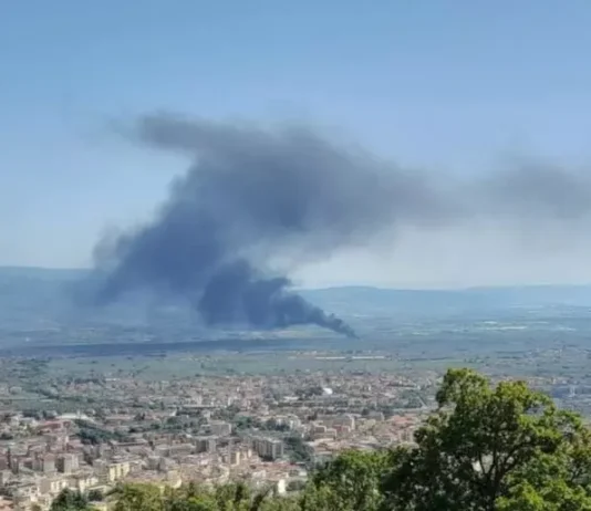 Incendio a Lamezia Terme Sud: fiamme nei pressi della Statale 280, coinvolta azienda di rifiuti