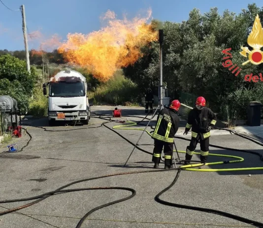 Perdita GPL da autocisterna sulla Ss 106 – intervento dei Vigili del fuoco