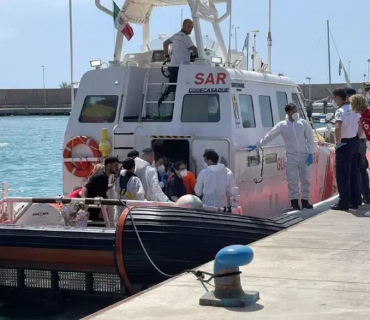 Ancora uno sbarco di migranti a Roccella Ionica: arrivati in 93, tra cui un neonato