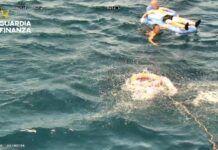 Anziano e bagnino spinti al largo in mare da forte vento – salvati da Guardia di Finanza