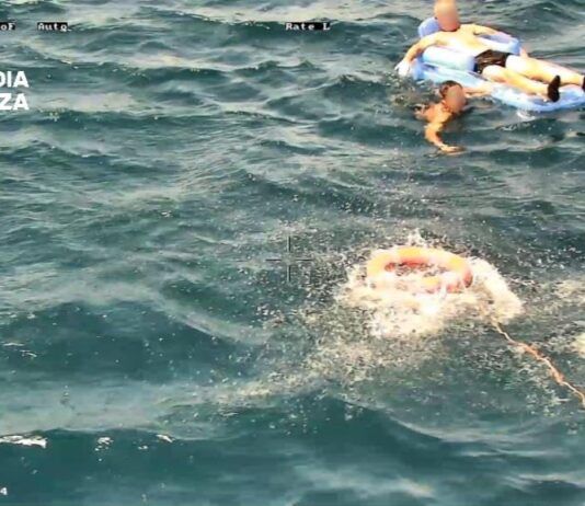 Anziano e bagnino spinti al largo in mare da forte vento – salvati da Guardia di Finanza