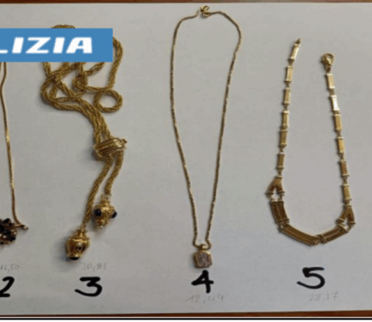 REGGIO CALABRIA, truffano e rapinano un’anziana: arrestati due uomini Refurtiva Polizia Trufffa Anziani