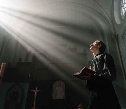 Reggio Calabria – abusi su un minore in parrocchia: arrestato sacerdote Prete Chiesa