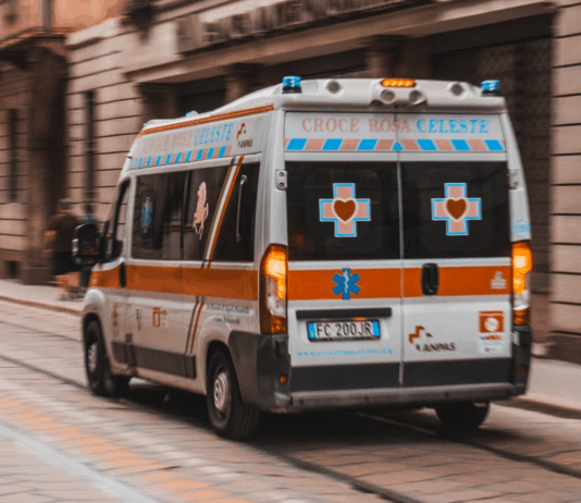 Tragedia a scuola: muore una ragazzina di 12 anni dopo una caduta nel vuoto Ambulanza Sanità