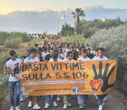 Corigliano-Rossano ricorda Gaetano Ruffo: oltre mille fiaccole accese per non dimenticare Basta Vittime SS106