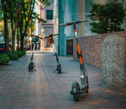 Calabria – Sindaco dispone coprifuoco per gli under 14: vietata la circolazione notturna per garantire sicurezza e ordine pubblico Monopattino elettrico