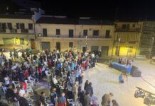 Grande partecipazione ed emozione per la serata di intitolazioni in memoria dei cittadini Pippo Tropeano e Raffaele Manferoce a Cinquefrondi Cinquefrondi (RC) - Piazza