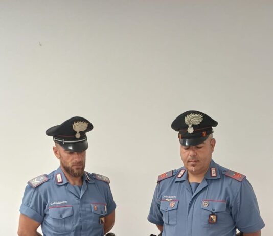 Inseguimento ad alta velocità su Ss 106 – un kg di marijuana lanciato dal finestrino: un arresto e una denuncia