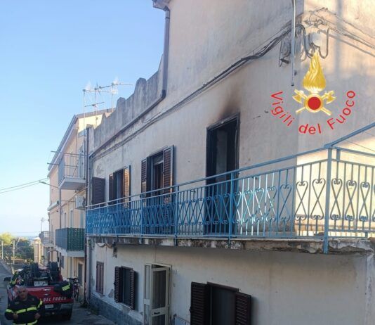 Incendio in un’abitazione a Sellia Marina: famiglia messa in salvo, locali dichiarati inagibili Vigili del Fuoco - Incendio Casa - Sellia Marina - (CZ)