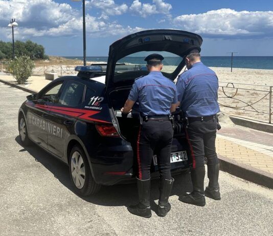 LIDO ABUSIVO, LAVORATORI IN NERO E VIOLAZIONI IGIENICO-SANITARIE: SEI PERSONE DEFERITE DAI CARABINIERI