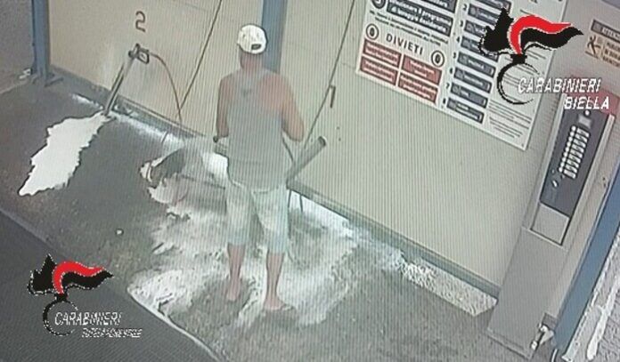 Carabinieri Biella - Cane autolavaggio