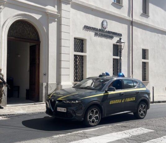 Truffa aggravata – falsi soggiorni in Calabria per ottenere contributi: indagati 8 tour operator