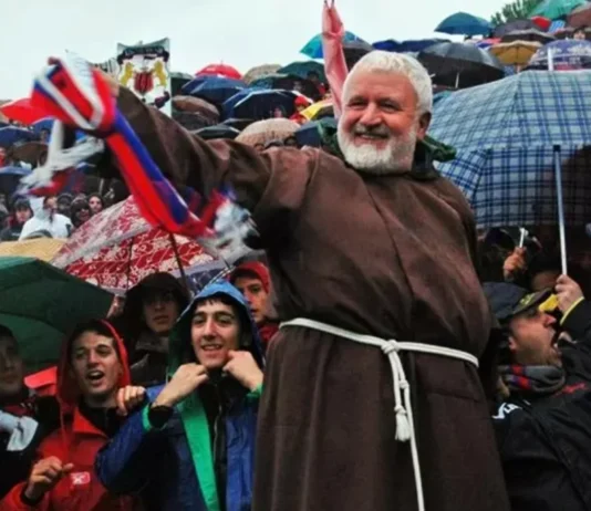 Addio a Padre Fedele: il “frate ultrà” di Cosenza Padre Fedele Bisceglia