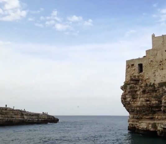 Tragico incidente in vacanza: 23enne muore dopo un tuffo dalla scogliera