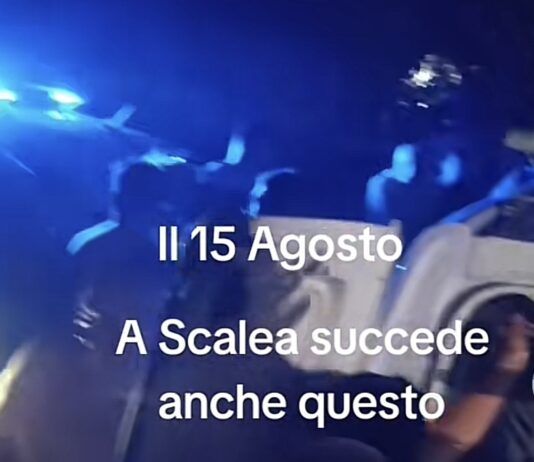 Calabria – Ombrelloni abusivi in spiaggia: agenti polizia municipale aggrediti da turisti durante sequestri (VIDEO)