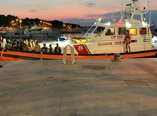 Nuovo sbarco migranti a Roccella. Arrivati in 30: presenti anche minori non accompagnati Guardia Costiera - Sbarco