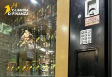 Due distributori di bevande alcoliche sequestrati da Guardia di Finanza Guardia di Finanza - Sequestro distributori automatici