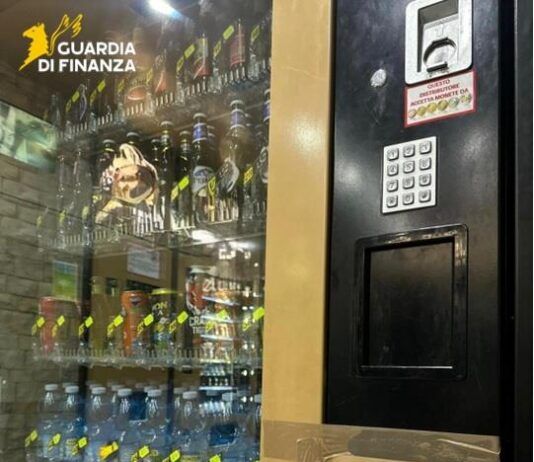 Due distributori di bevande alcoliche sequestrati da Guardia di Finanza Guardia di Finanza - Sequestro distributori automatici