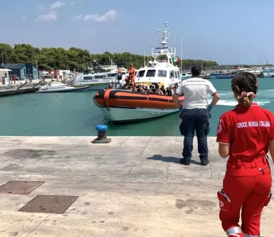 Nuovo sbarco a Roccella Ionica: 79 migranti soccorsi in mare mosso Guardia Costiera - Sbarco Migranti