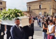 Isola Capo Rizzuto, folla commossa al funerale del 22enne ucciso al culmine di una rissa Funerali Francesco Verterame - Isola di Capo Rizzuto (KR)