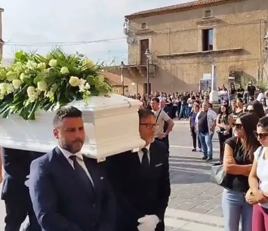 Isola Capo Rizzuto, folla commossa al funerale del 22enne ucciso al culmine di una rissa Funerali Francesco Verterame - Isola di Capo Rizzuto (KR)