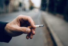 Sigaretta negata ad un ragazzo: Professore accoltellato in strada Sigaretta in mano