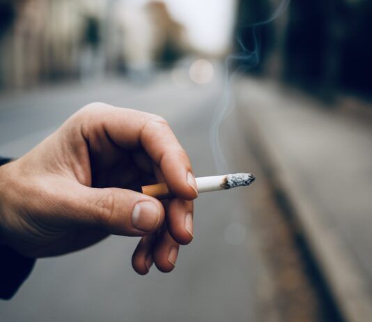 Sigaretta negata ad un ragazzo: Professore accoltellato in strada Sigaretta in mano