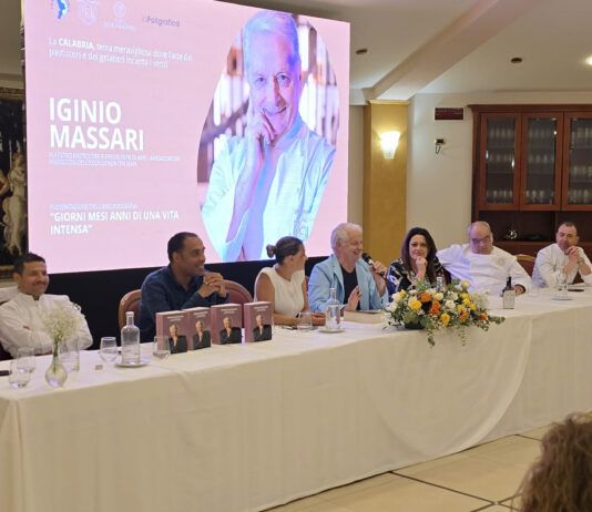 Sala gremita a Belvedere Marittimo per la presentazione della biografia del maestro Iginio Massari.