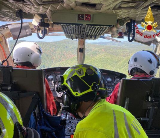 Turisti dispersi nei boschi delle Serre – recuperati da Vigili del Fuoco (VIDEO) Vigili del Fuoco - Elicottero