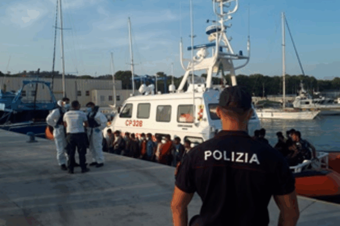 Polizia di Stato Sbarco Migranti