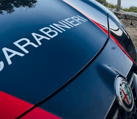 Follia nella notte: tenta di colpire il fratello con un machete e aggredisce i Carabinieri Carabinieri