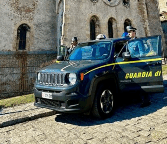 GdF scopre falso dentista: sequestrato lo studio e denaro contante Guardia di Finanza