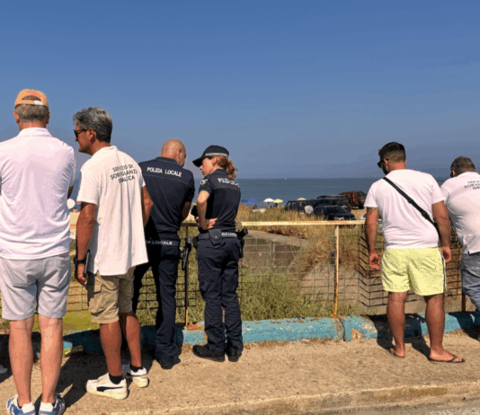 Nicotera, tensione sul torrente San Giovanni: Vigili identificano operatori durante bonifica Nicotera Torrente San Giovanni Vigili Urbani