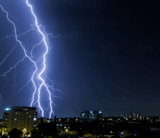 Uomo colpito da fulmine – ricoverato in gravi condizioni Fulmine sulla città