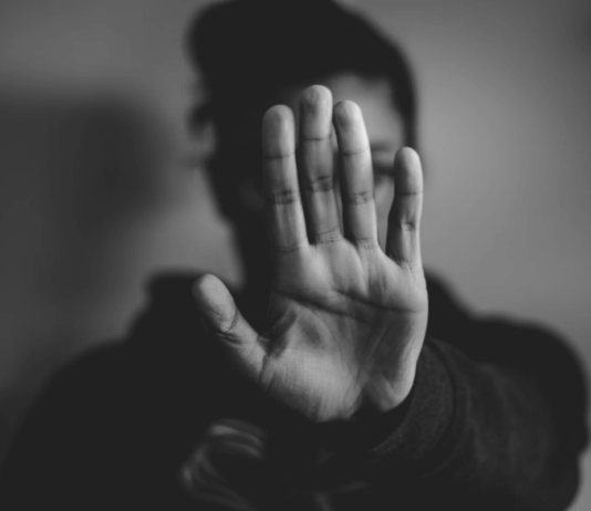 Voci spezzate: il dolore e la forza delle donne Stalking Violenza Donna