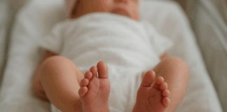 Bambino neonato in culla