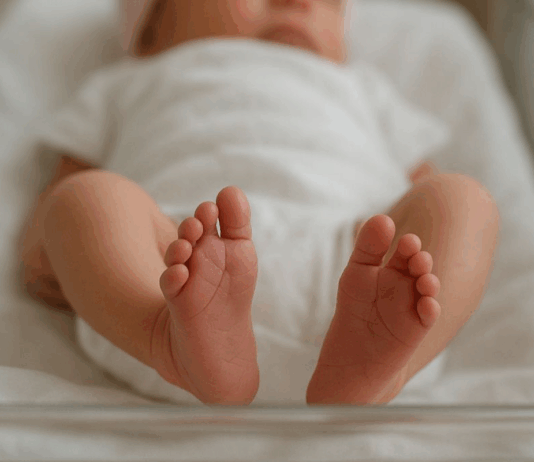 Tenta di soffocare la figlia di cinque mesi: madre fermata dai Carabinieri Bambino neonato in culla