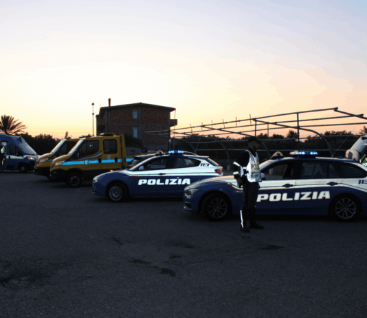 Autobus con minori fermato senza revisione né documenti: scattano i controlli della Stradale Polizia di Stato - Posto di blocco notturno